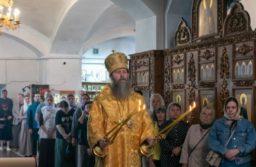 Епископ Павлово-Посадский Силуан совершил Литургию в храме Живоначальной Троицы в Ознобишине