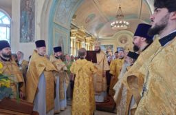 Митрополит Волоколамский Антоний возглавил Литургию в храме великомученицы Екатерины на Всполье в день памяти святителя Иоанна Шанхайского