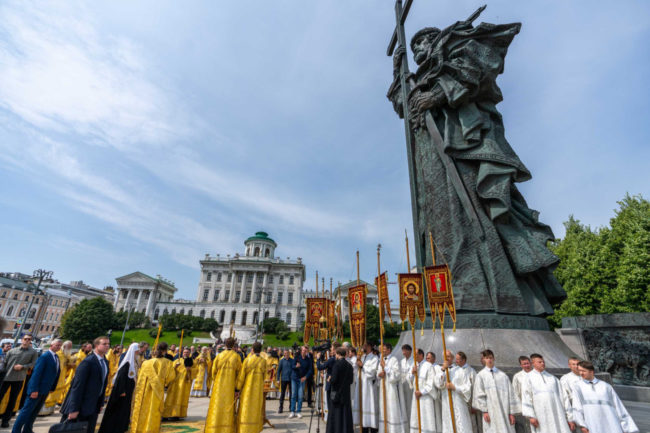 В День Крещения Руси Предстоятель Русской Церкви совершил торжественный молебен у памятника равноапостольному князю Владимиру на Боровицкой площади